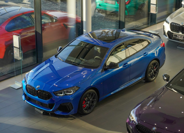 Pros and cons of buying a new car: is it worth overpaying?